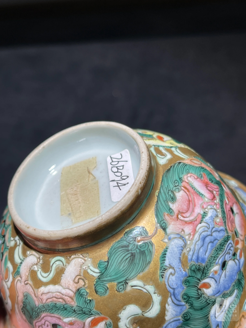 清嘉庆 金地粉彩狮子绣球纹盖碗 - 图9